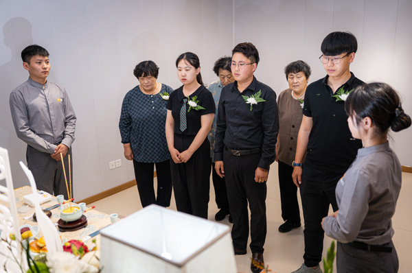 亲人离世后能否去别人家？—— 解析传统习俗与现代观念的碰撞