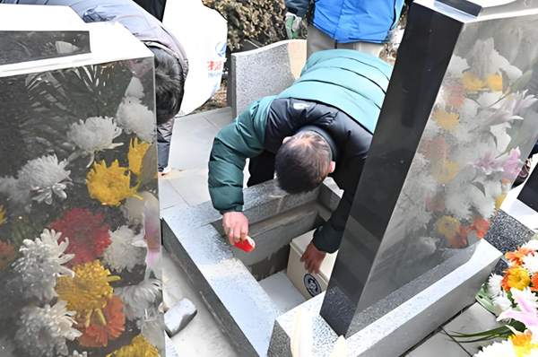 骨灰下葬返程路：不回头、跨火盆等习俗大揭秘